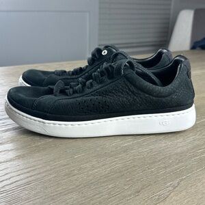 UGG Cali Sneaker Low in black leather and suede.